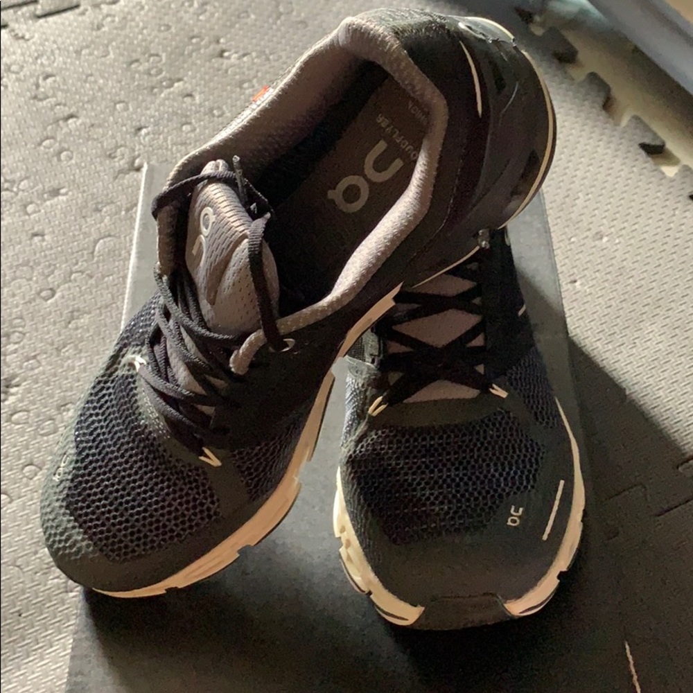 Women’s OnCloud Cloudrunner size 9.5